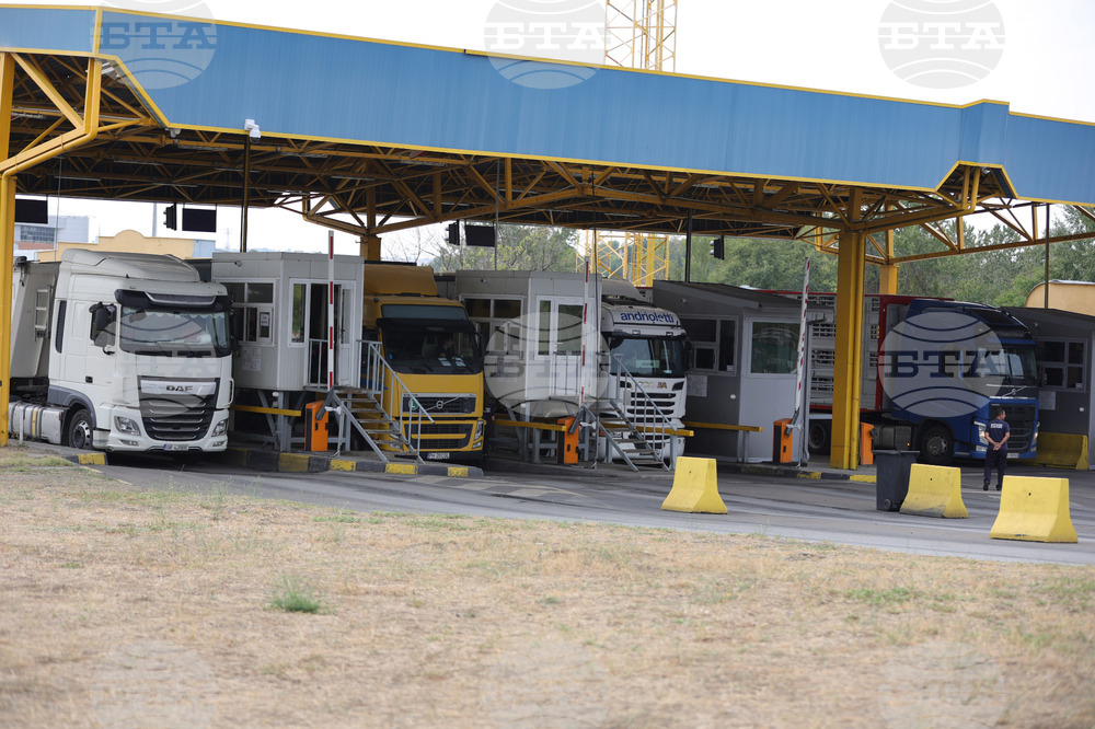 Интензивен е трафикът на граничен пункт „Капитан Андреево“ на изход за товарни автомобили, съобщиха от „Гранична полиция“